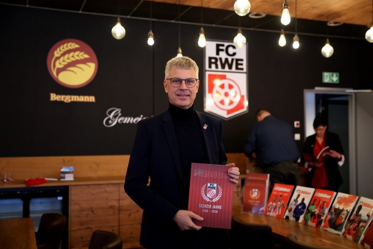 Fördermittelübergabe durch Staatssekretär König an RWE eV und Fanrat eV am 09.01.2026