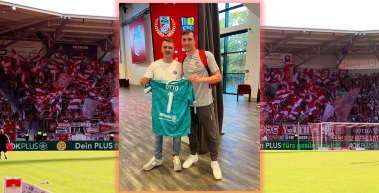 Rot Weißes Matchworn-Trikot ist begehrt