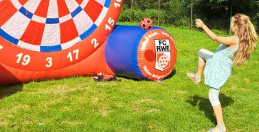 Albert-Schweitzer-Kinderdorf und Sunshinehouse gGmbH feierten Sommerfest bei bestem Wetter und das RWE Fußball Dart war dabei!