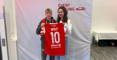 Rot-Weißes Matchworn-Trikot ist begehrt